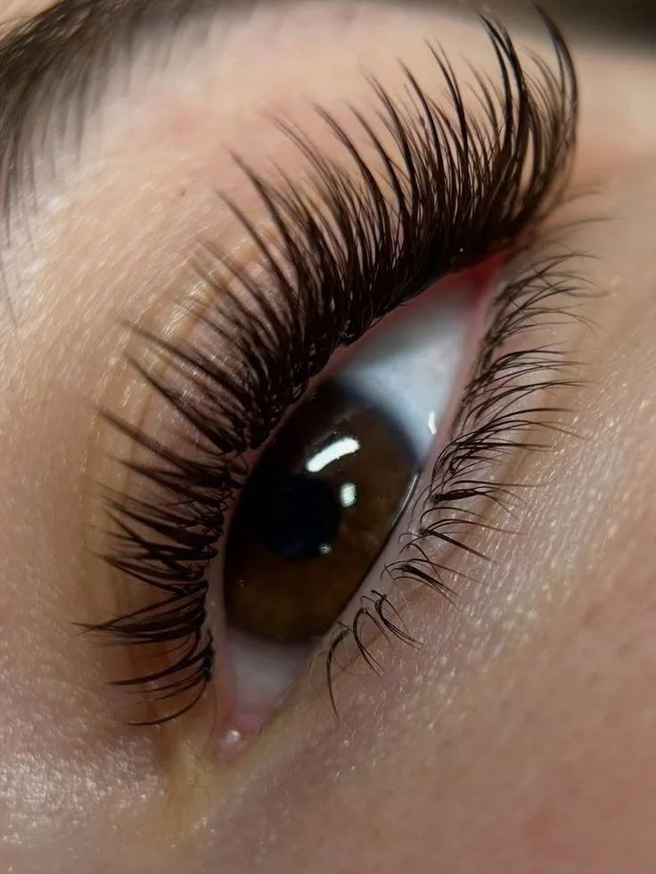 Upturned Eyes eye shape reference photo
